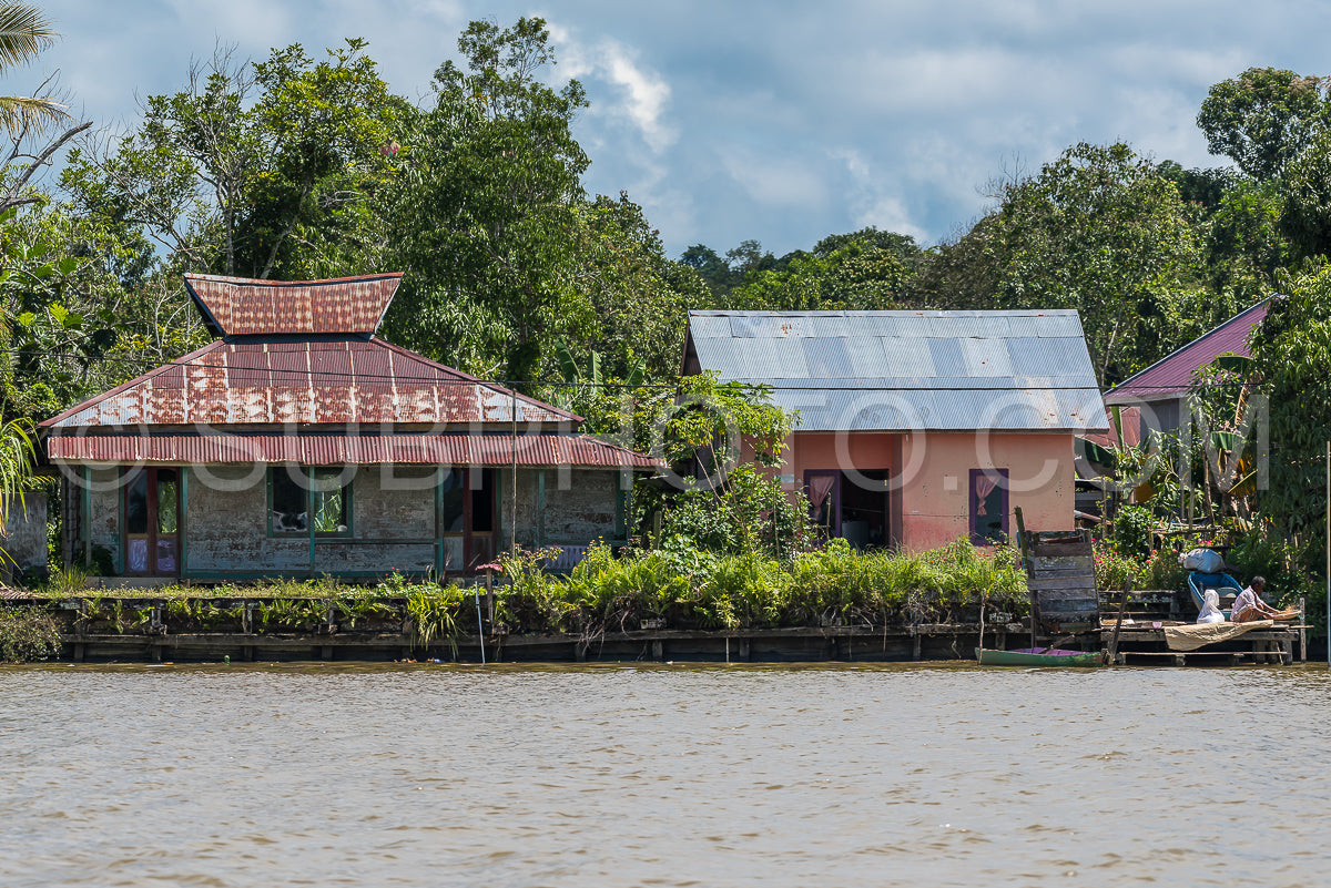 Photo de Maison de pêcheur sur la rivière Berau- Borneo- Kalimantan- Indonésie