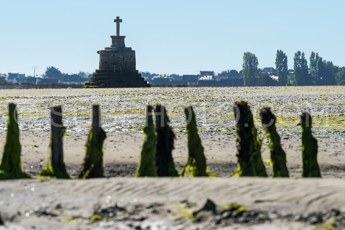 Refuge cross in le grand Traict- low tide- Le Croisic- Bretagne- France