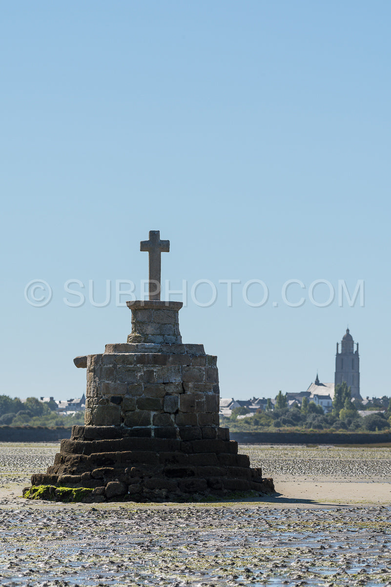 Refuge cross in le grand Traict- low tide- Le Croisic- Bretagne- France