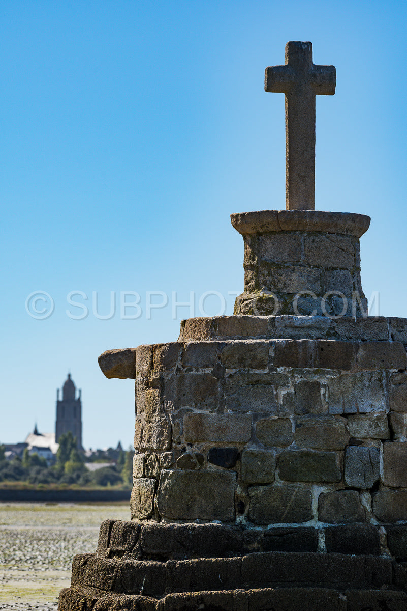 Refuge cross in le grand Traict- low tide- Le Croisic- Bretagne- France