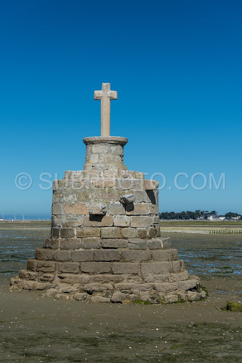 Refuge cross in le grand Traict- low tide- Le Croisic- Bretagne- France