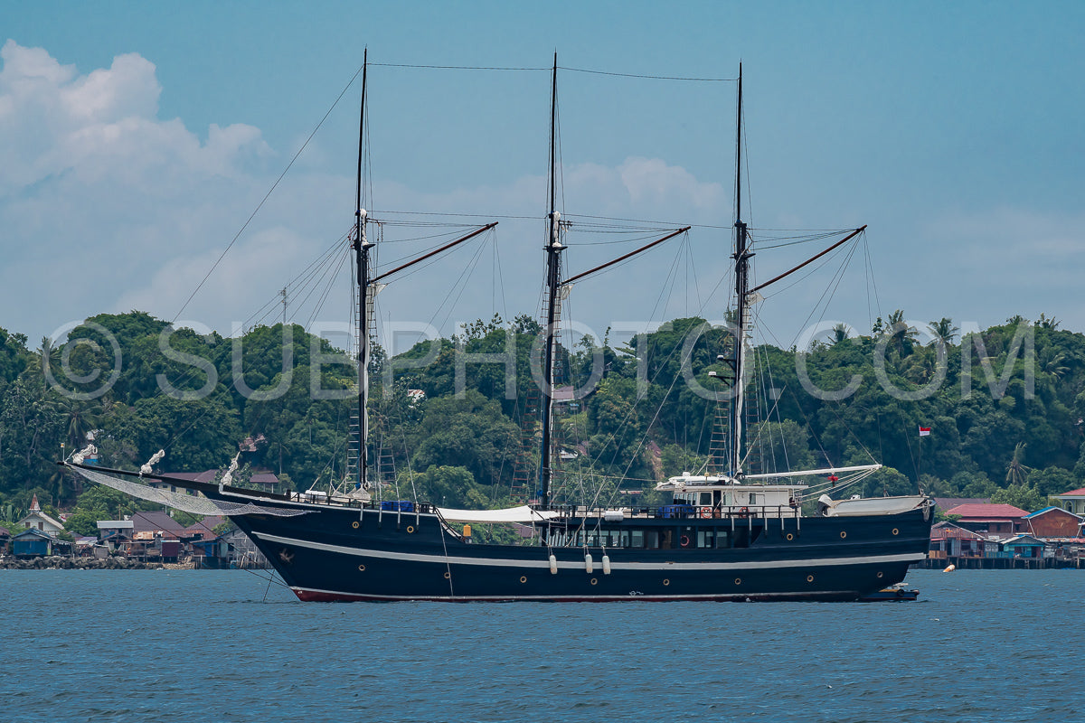 Photo de bateau traditionnel en bois dans le port de Sorong- Raja Ampat- Indonésie