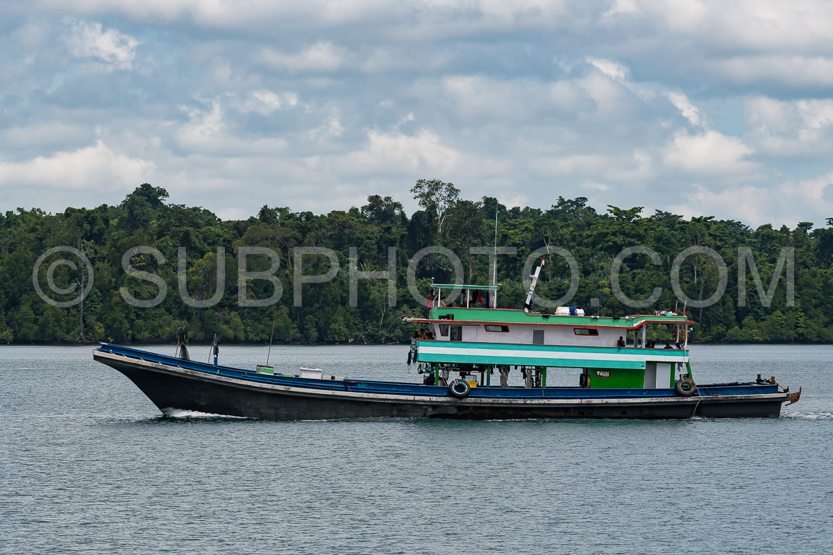 Photo de bateau dans le port de Sorong- Raja Ampat- Indonésie