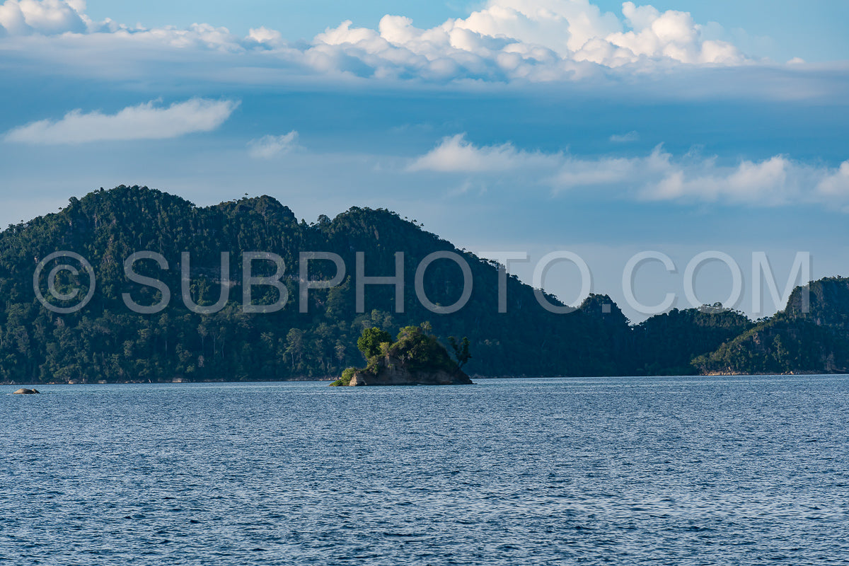 Photo de East Misool- groupe de petites îles dans un lagon bleu peu profond- Raja Ampat- Papouasie occidentale- Indonésie