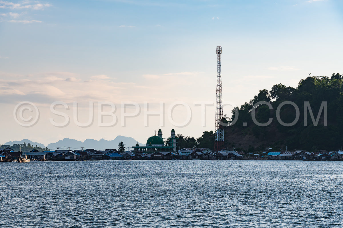 Photo de maisons sur pilotis dans le village de Yellu au coucher du soleil - est de Misool - Indonésie