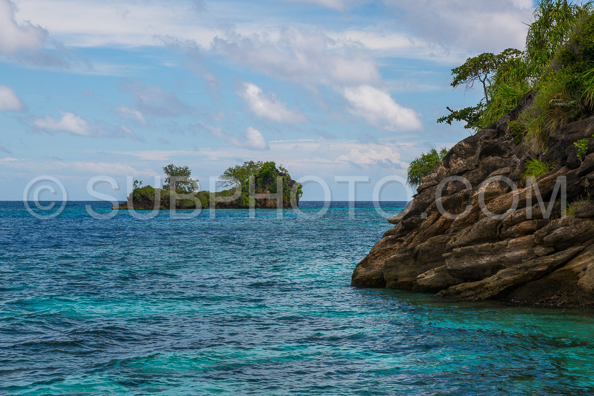 Photo de East Misool- groupe de petites îles dans un lagon bleu peu profond- Raja Ampat- Papouasie occidentale- Indonésie