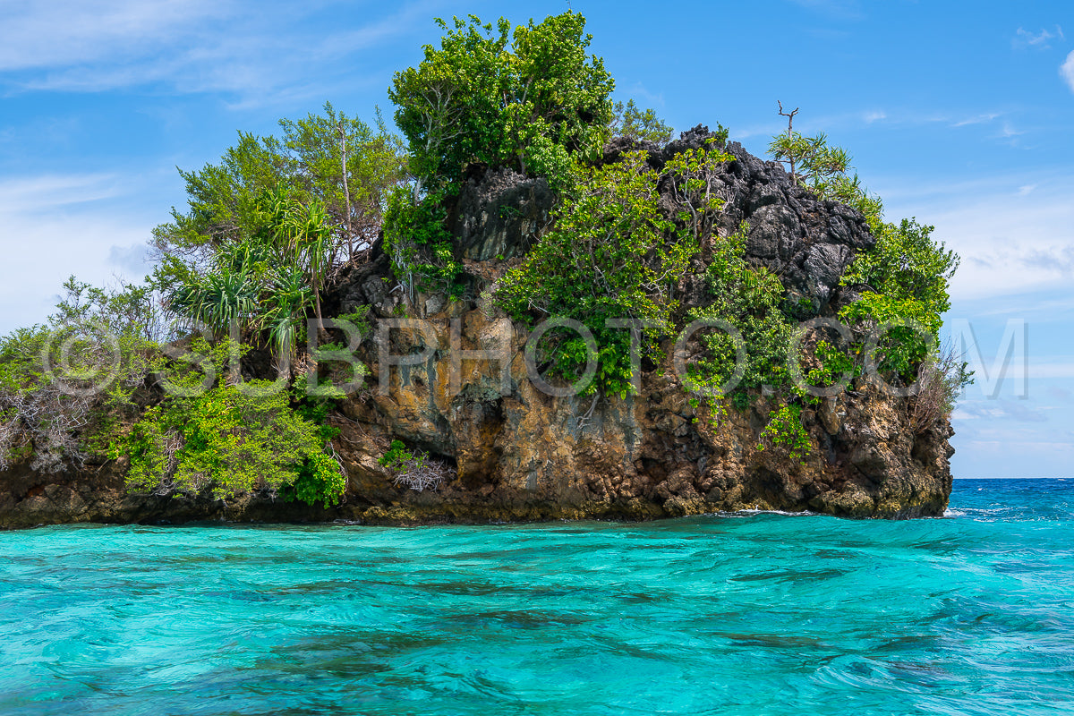 Photo de East Misool- groupe de petites îles dans un lagon bleu peu profond- Raja Ampat- Papouasie occidentale- Indonésie