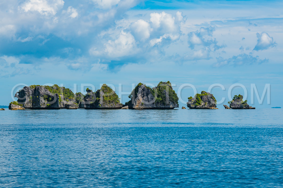 Photo de East Misool- groupe de petites îles dans un lagon bleu peu profond- Raja Ampat- Papouasie occidentale- Indonésie