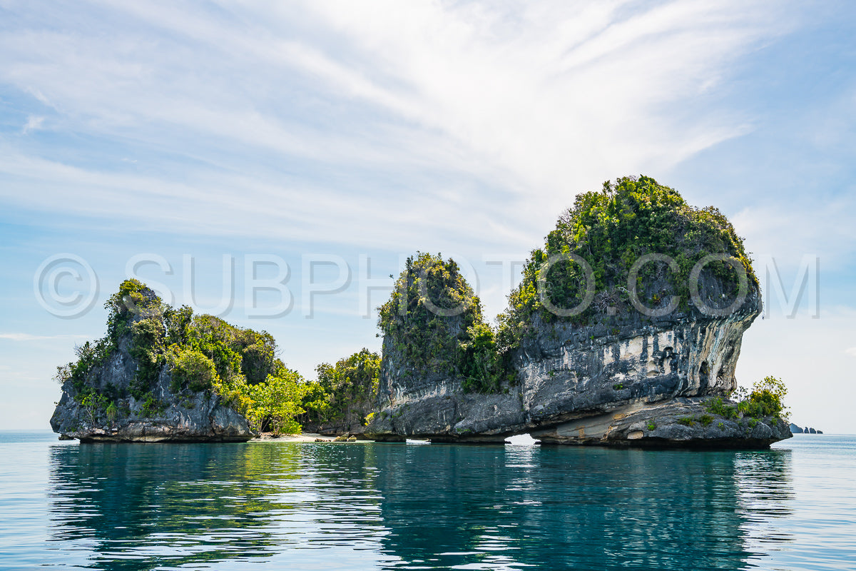 Photo de East Misool- groupe de petites îles dans un lagon bleu peu profond- Raja Ampat- Papouasie occidentale- Indonésie