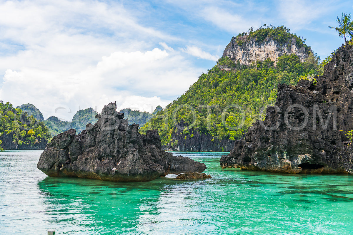 Photo de East Misool- groupe de petites îles dans un lagon bleu peu profond- Raja Ampat- Papouasie occidentale- Indonésie