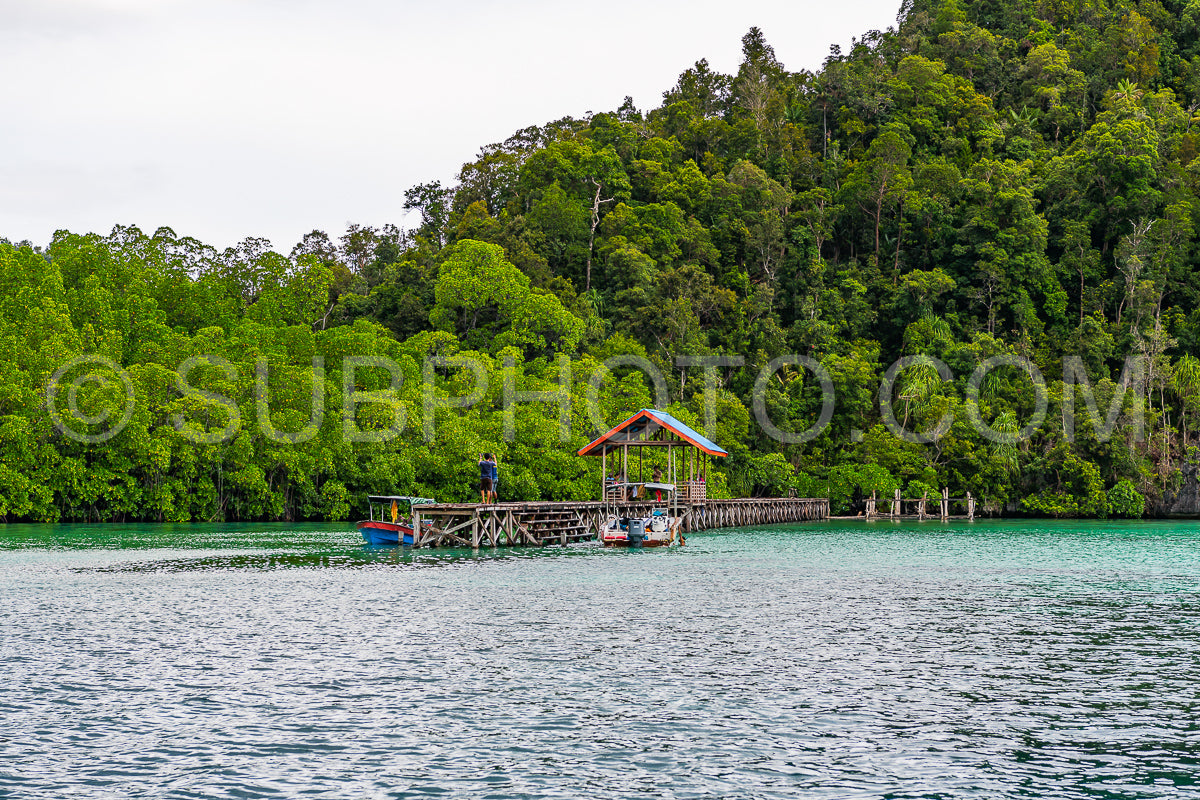 Photo de East Misool- groupe de petites îles dans un lagon bleu peu profond- Raja Ampat- Papouasie occidentale- Indonésie