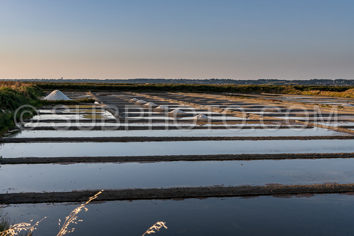 Photo de marais salé au coucher du soleil