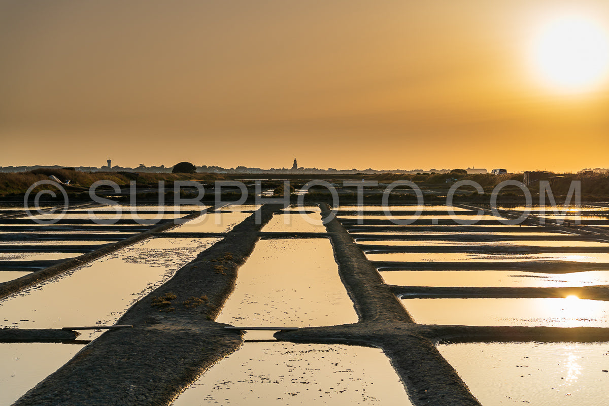 Photo de marais salé au coucher du soleil