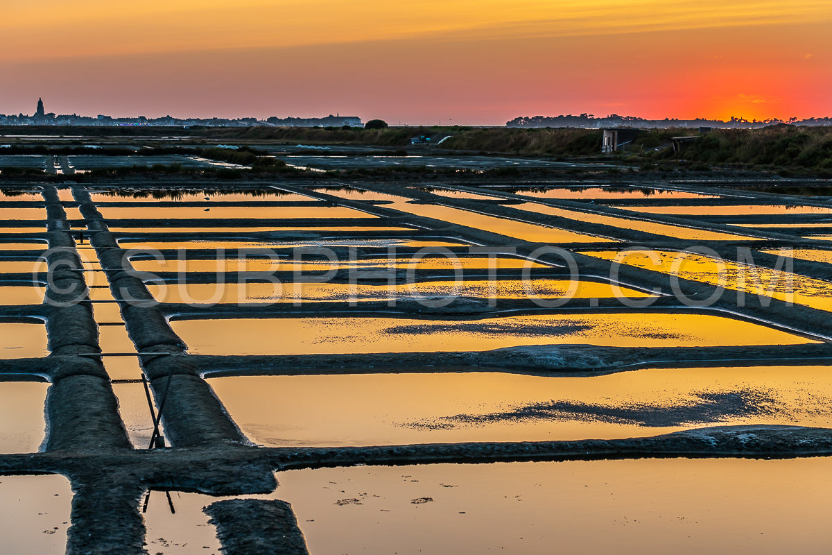 Photo de marais salé au coucher du soleil