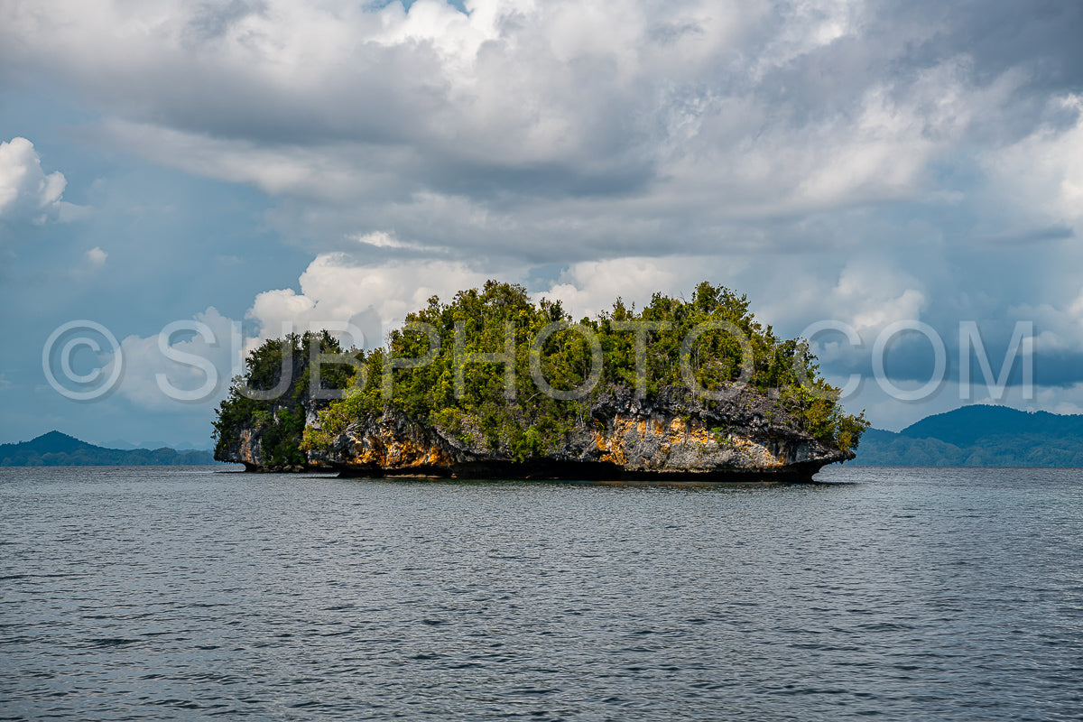 Photo de Waigeo- Kri- Mushroom Island- groupe de petites îles dans un lagon bleu peu profond- Raja Ampat- Papouasie occidentale- Indonésie