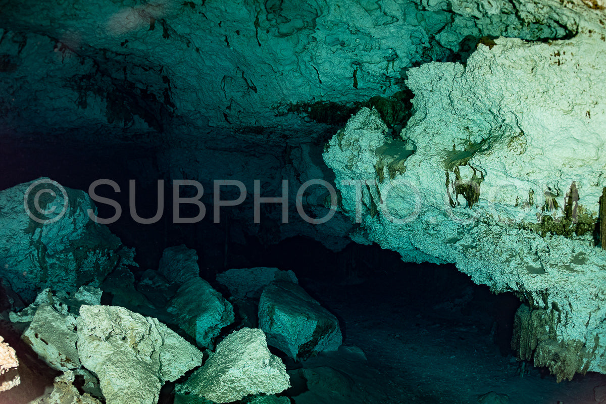 Photo de instructeur de plongée spéléo dirigeant un groupe de plongeurs dans un cenote mexicain sous l'eau