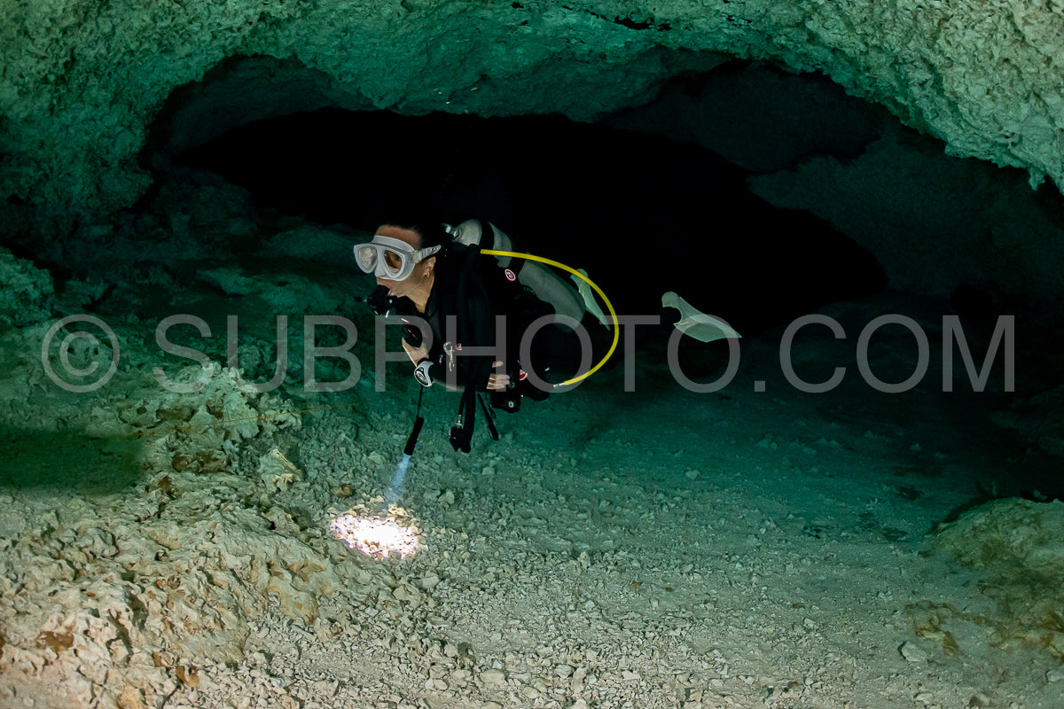 Photo de instructeur de plongée spéléo dirigeant un groupe de plongeurs dans un cenote mexicain sous l'eau