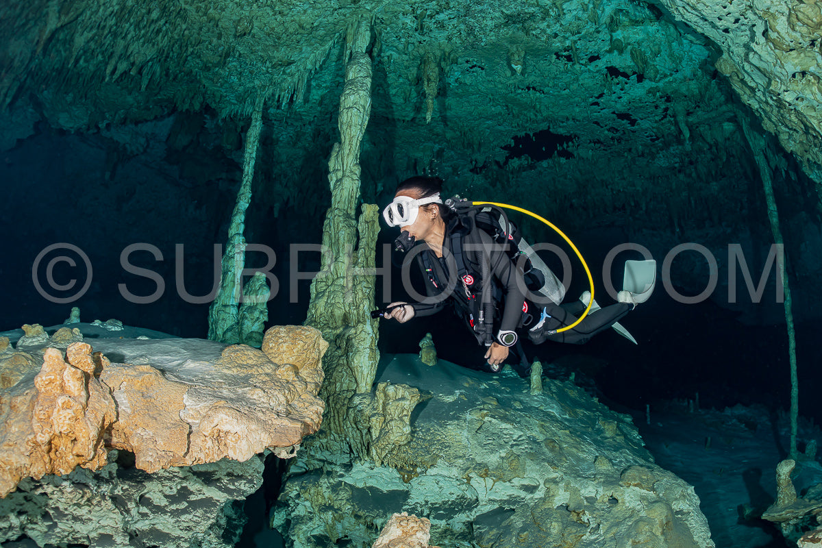 Photo de instructeur de plongée spéléo dirigeant un groupe de plongeurs dans un cenote mexicain sous l'eau