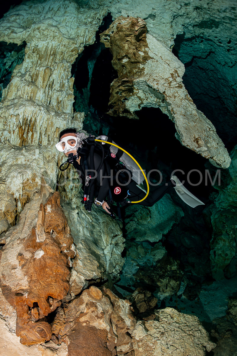 Photo de instructeur de plongée spéléo dirigeant un groupe de plongeurs dans un cenote mexicain sous l'eau