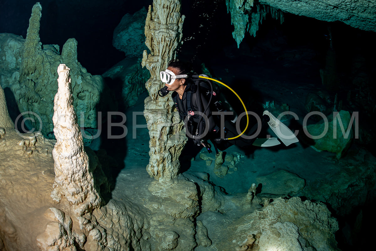 Photo de instructeur de plongée spéléo dirigeant un groupe de plongeurs dans un cenote mexicain sous l'eau
