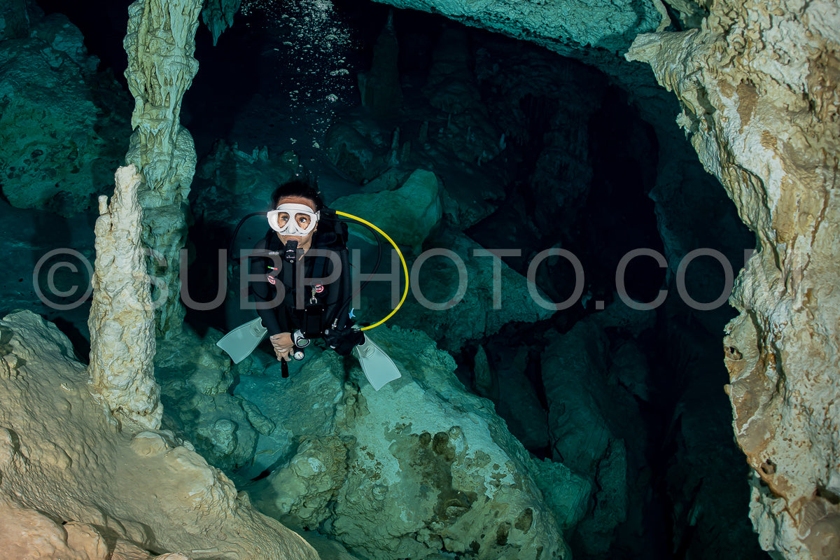 Photo de instructeur de plongée spéléo dirigeant un groupe de plongeurs dans un cenote mexicain sous l'eau