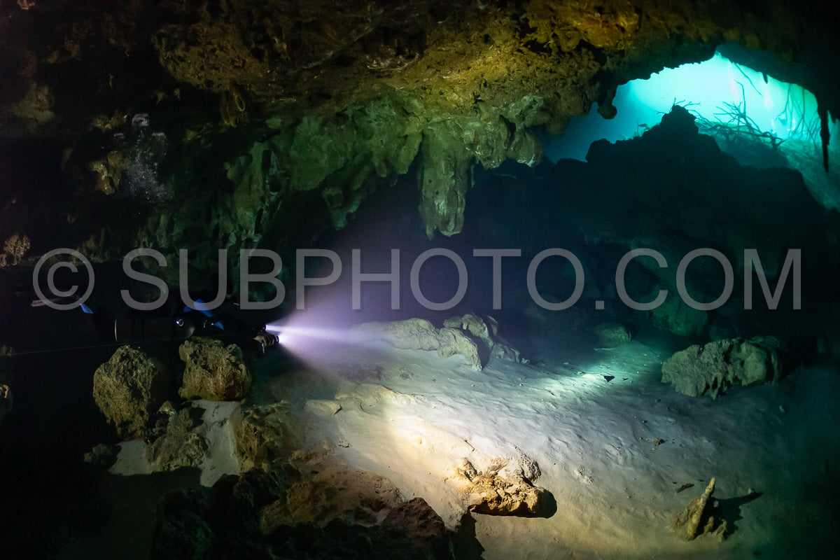 Photo de instructeur de plongée spéléo dirigeant un groupe de plongeurs dans un cenote mexicain sous l'eau