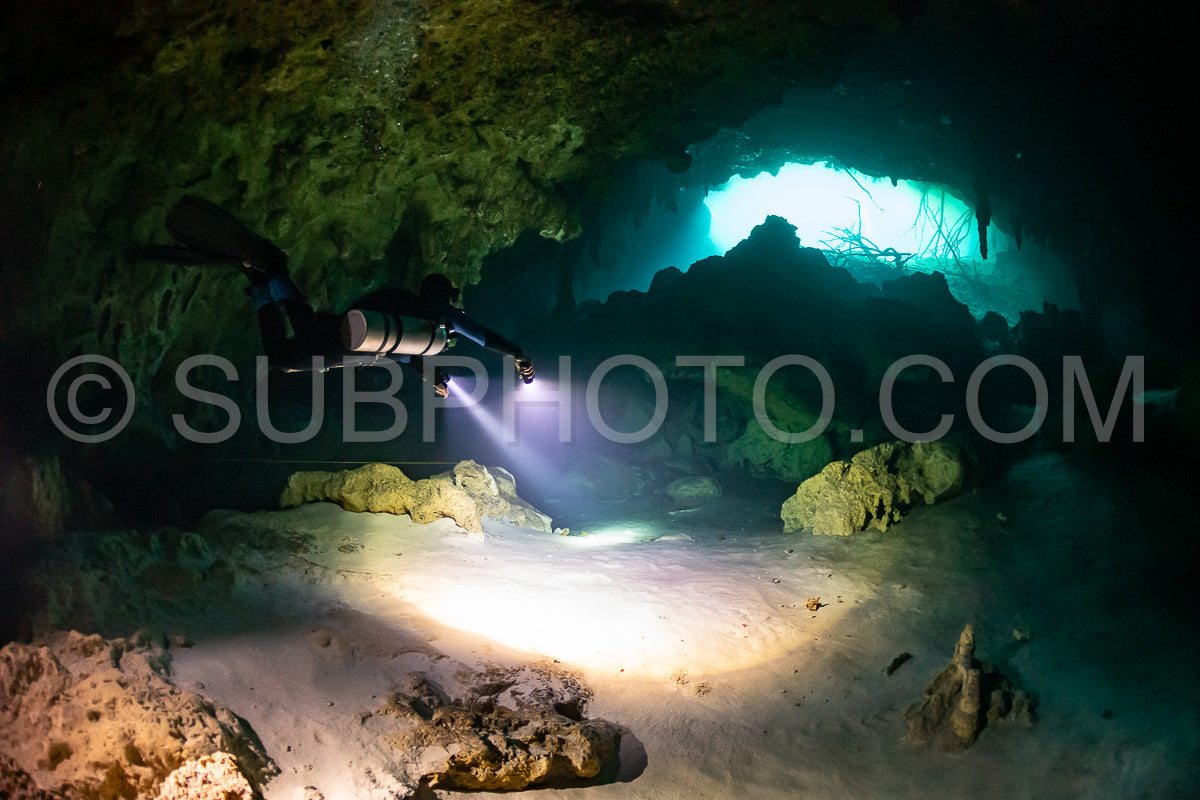 Photo de instructeur de plongée spéléo dirigeant un groupe de plongeurs dans un cenote mexicain sous l'eau