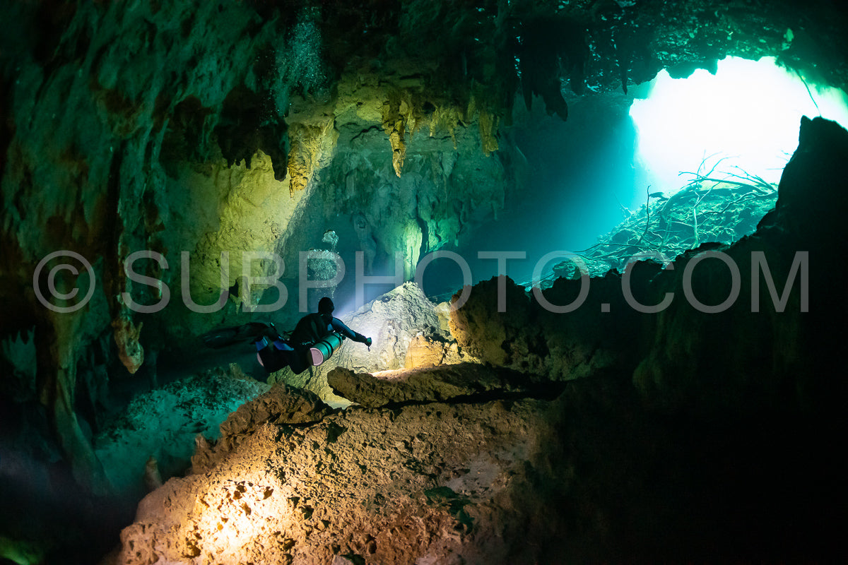 Photo de instructeur de plongée spéléo dirigeant un groupe de plongeurs dans un cenote mexicain sous l'eau