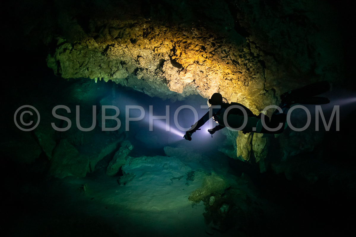 Photo de instructeur de plongée spéléo dirigeant un groupe de plongeurs dans un cenote mexicain sous l'eau