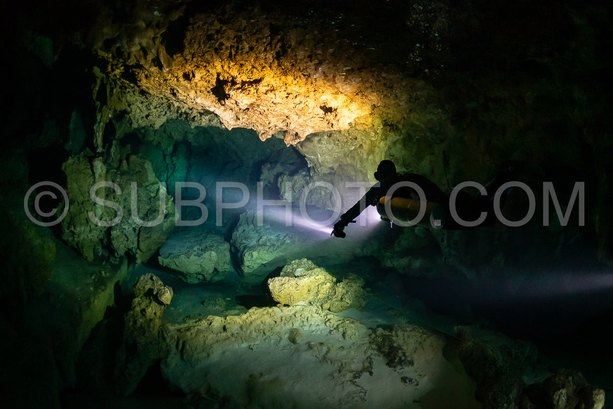Photo de instructeur de plongée spéléo dirigeant un groupe de plongeurs dans un cenote mexicain sous l'eau