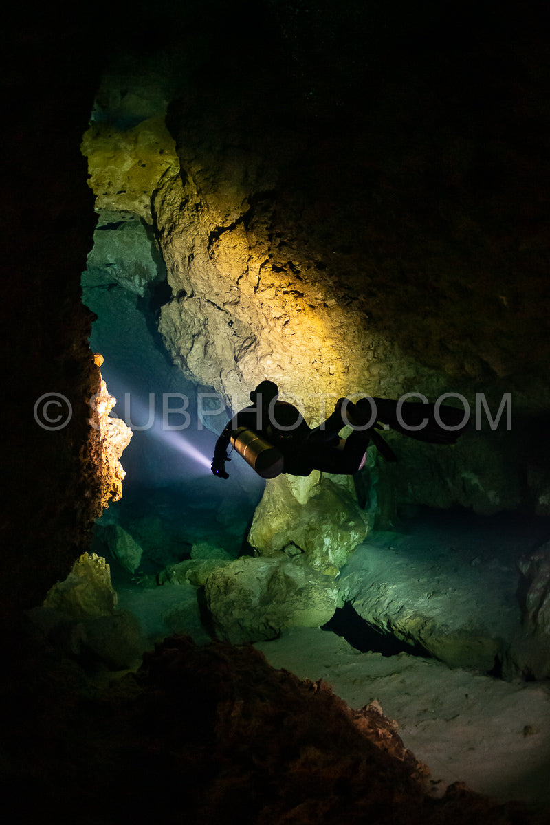 Photo de instructeur de plongée spéléo dirigeant un groupe de plongeurs dans un cenote mexicain sous l'eau