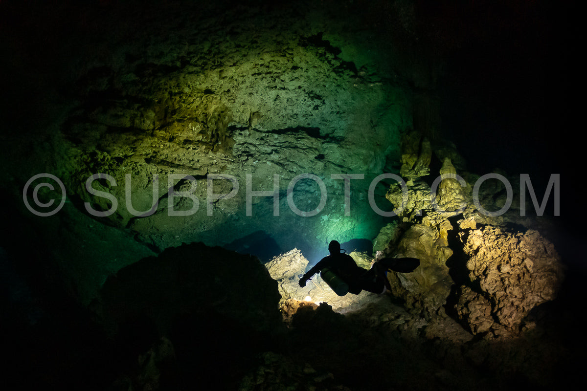 Photo de instructeur de plongée spéléo dirigeant un groupe de plongeurs dans un cenote mexicain sous l'eau