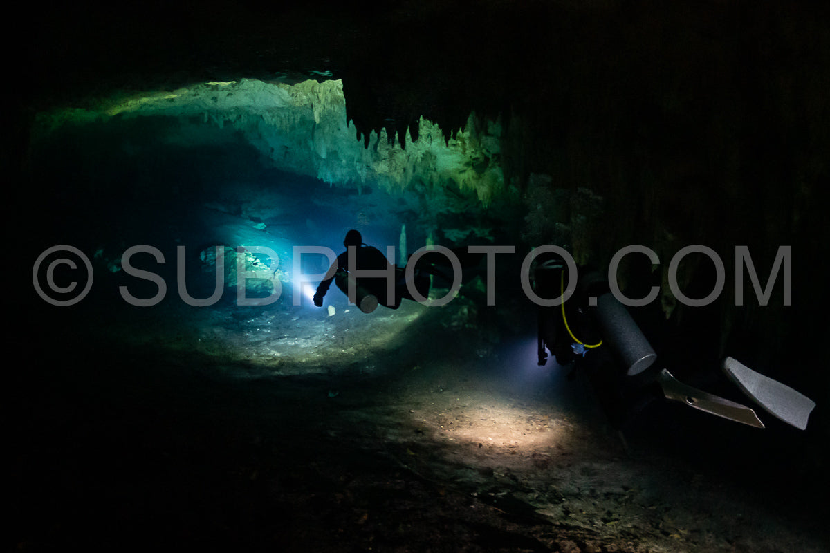 Photo de instructeur de plongée spéléo dirigeant un groupe de plongeurs dans un cenote mexicain sous l'eau