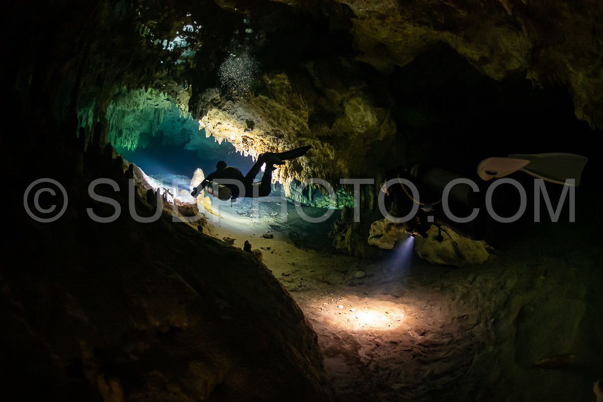 Photo de instructeur de plongée spéléo dirigeant un groupe de plongeurs dans un cenote mexicain sous l'eau