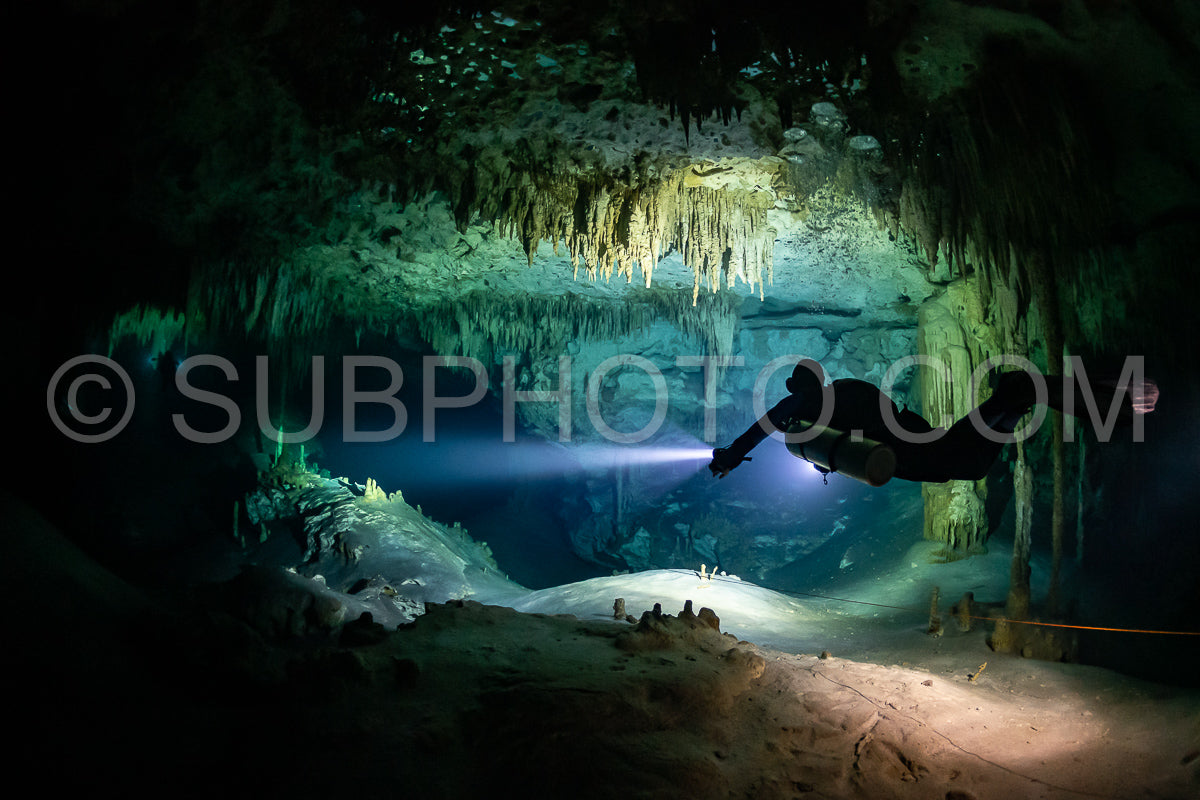 Photo de instructeur de plongée spéléo dirigeant un groupe de plongeurs dans un cenote mexicain sous l'eau