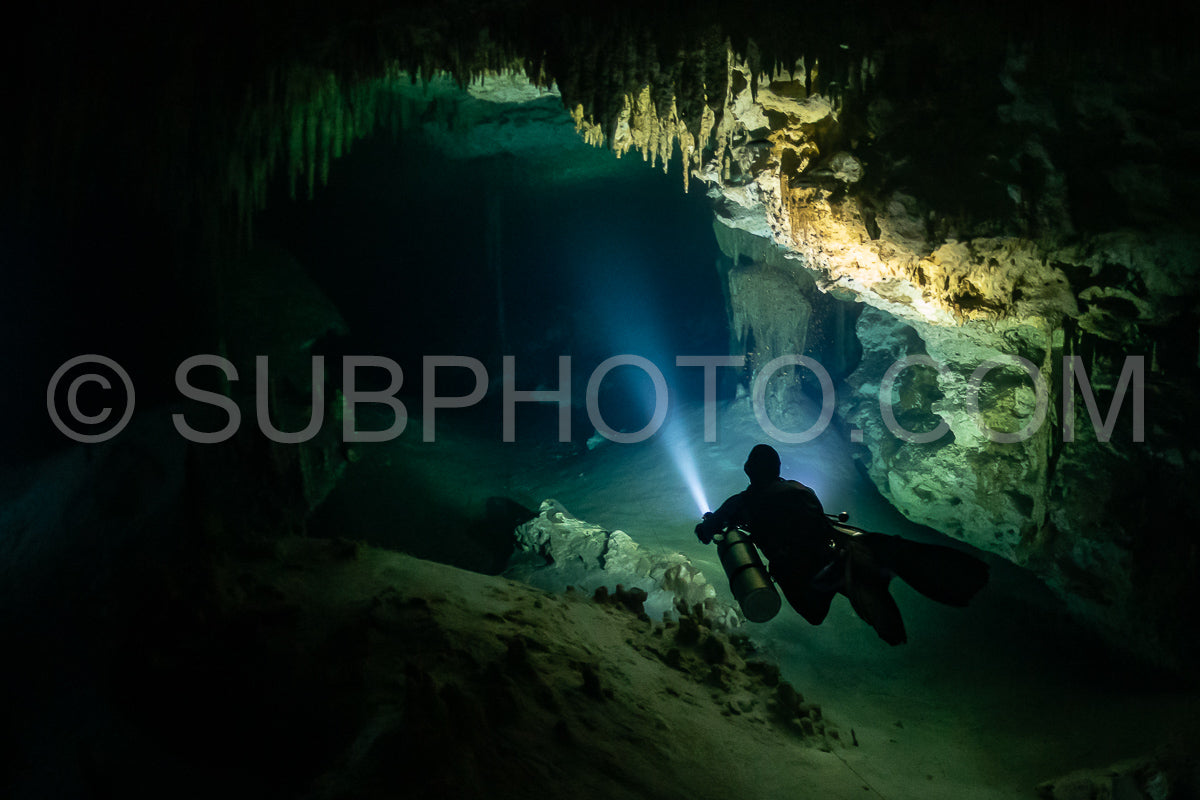 Photo de instructeur de plongée spéléo dirigeant un groupe de plongeurs dans un cenote mexicain sous l'eau