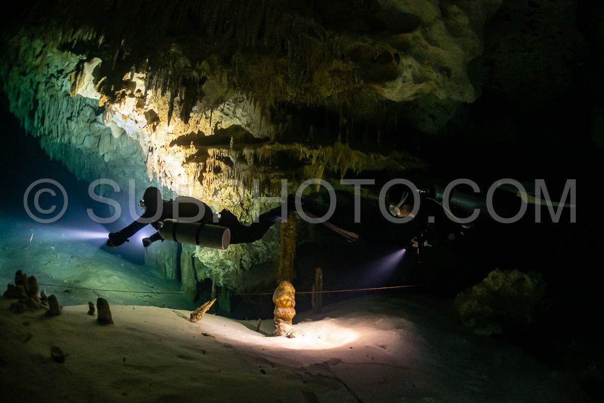 Photo de instructeur de plongée spéléo dirigeant un groupe de plongeurs dans un cenote mexicain sous l'eau
