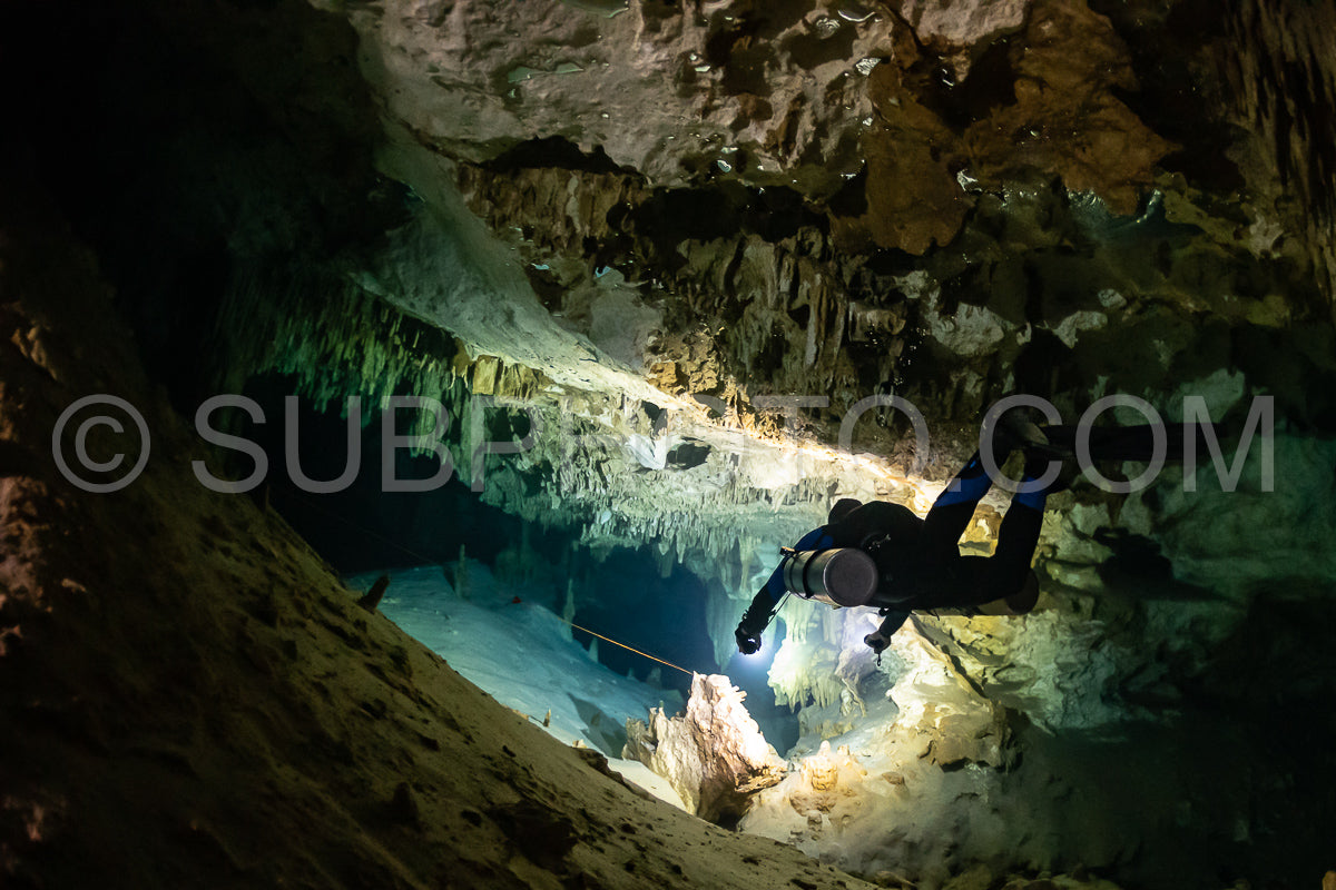 Photo de instructeur de plongée spéléo dirigeant un groupe de plongeurs dans un cenote mexicain sous l'eau