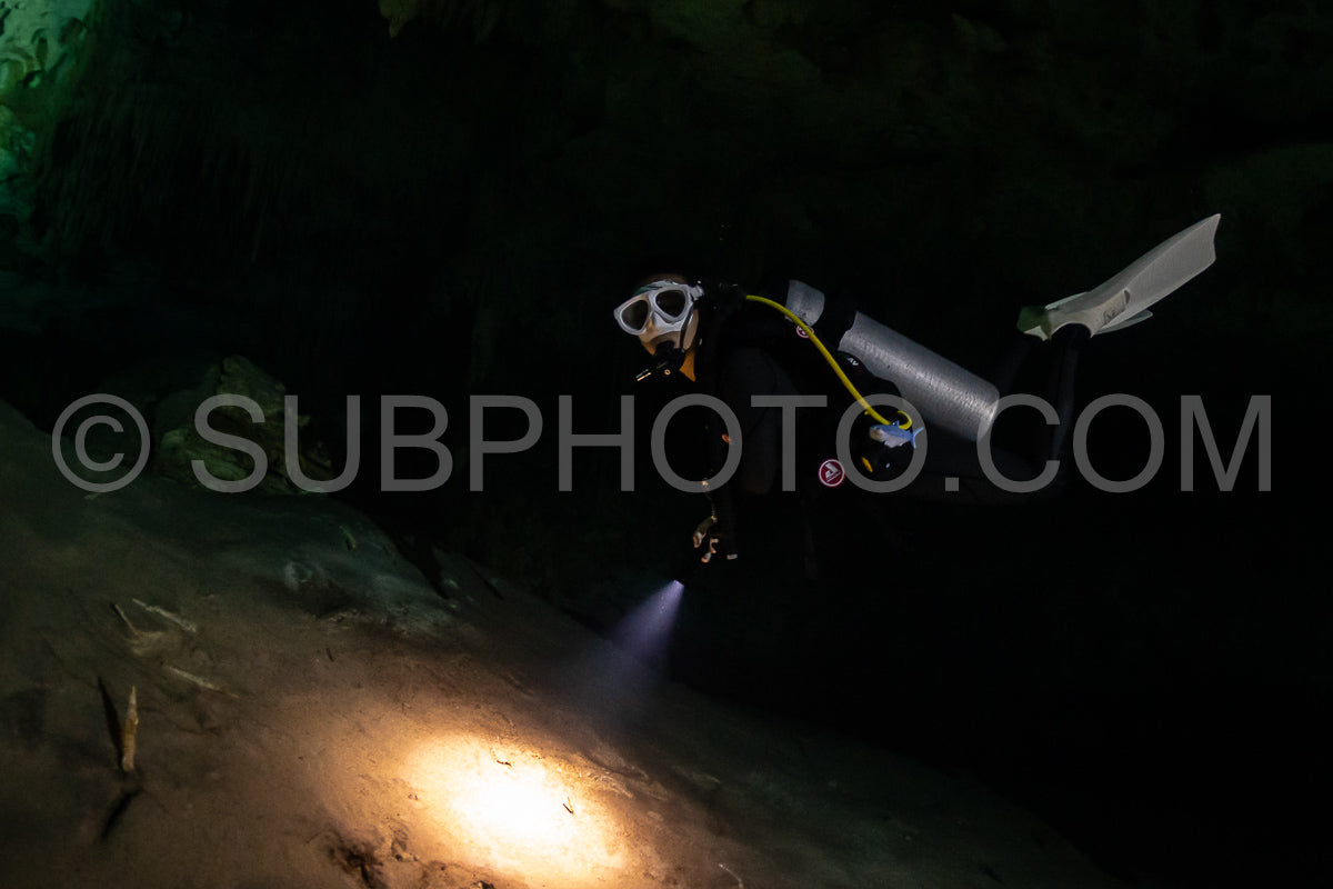Photo de instructeur de plongée spéléo dirigeant un groupe de plongeurs dans un cenote mexicain sous l'eau