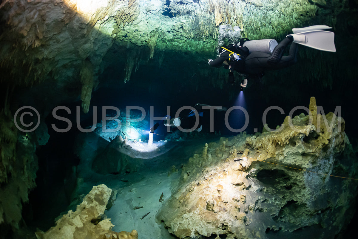 Photo de instructeur de plongée spéléo dirigeant un groupe de plongeurs dans un cenote mexicain sous l'eau