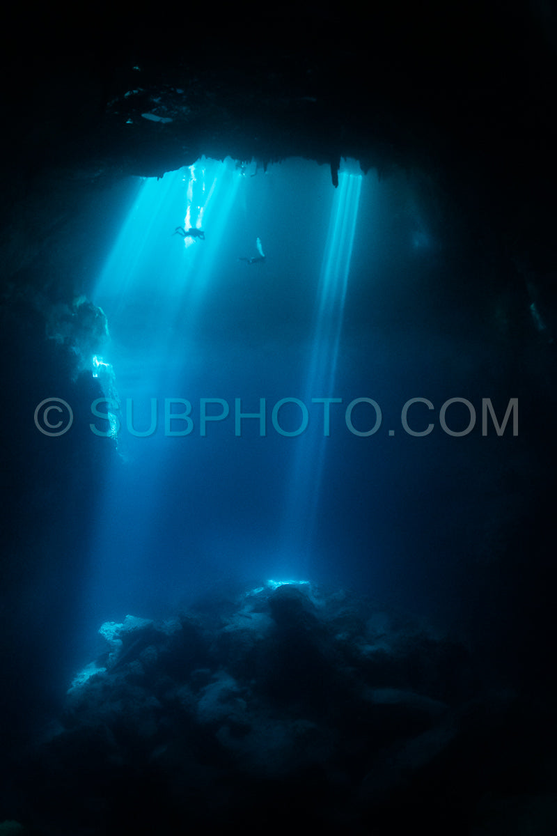Photo de instructeur de plongée spéléo dirigeant un groupe de plongeurs dans un cenote mexicain sous l'eau