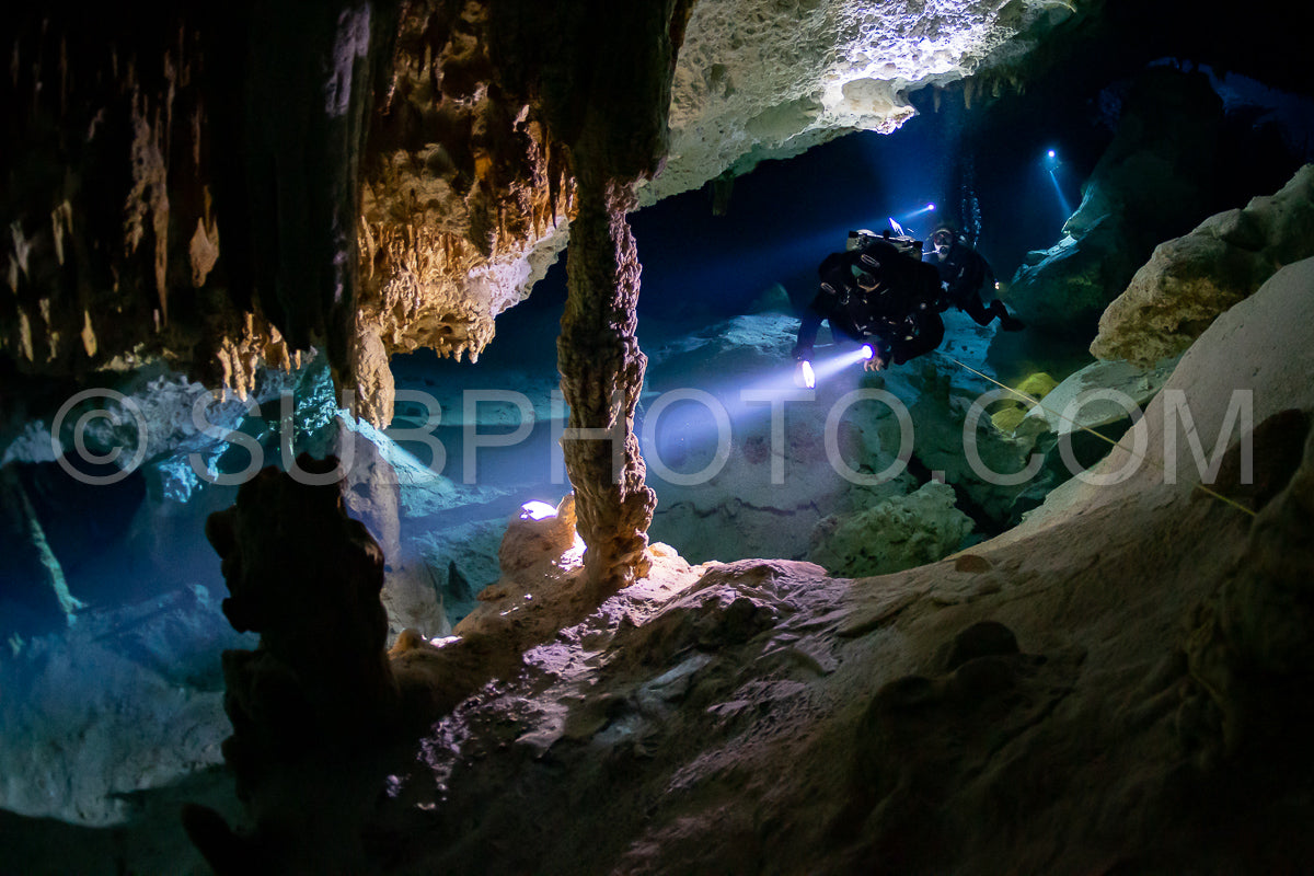 Photo de instructeur de plongée spéléo dirigeant un groupe de plongeurs dans un cenote mexicain sous l'eau