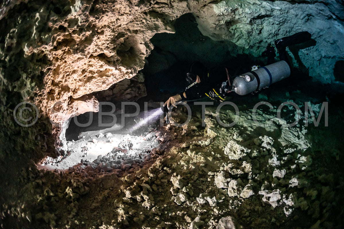 Photo de instructeur de plongée spéléo dirigeant un groupe de plongeurs dans un cenote mexicain sous l'eau