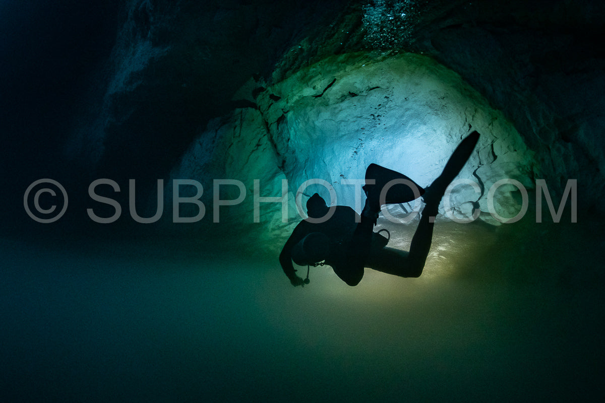 Photo de instructeur de plongée spéléo dirigeant un groupe de plongeurs dans un cenote mexicain sous l'eau