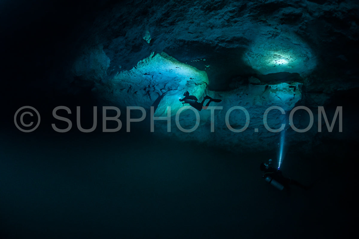 Photo de instructeur de plongée spéléo dirigeant un groupe de plongeurs dans un cenote mexicain sous l'eau