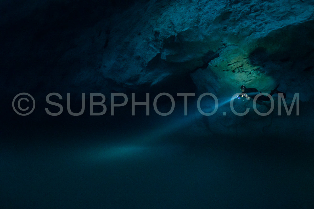 Photo de instructeur de plongée spéléo dirigeant un groupe de plongeurs dans un cenote mexicain sous l'eau