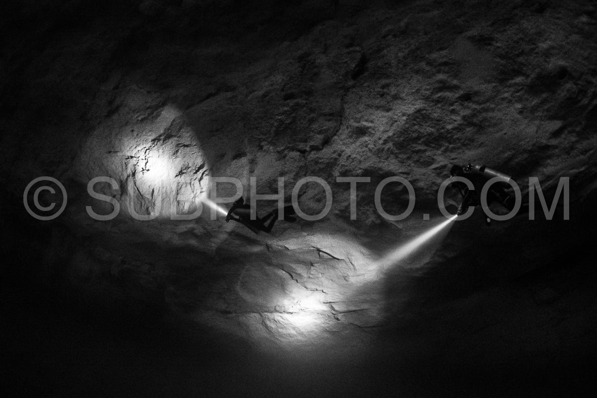 Photo de instructeur de plongée spéléo dirigeant un groupe de plongeurs dans un cenote mexicain sous l'eau