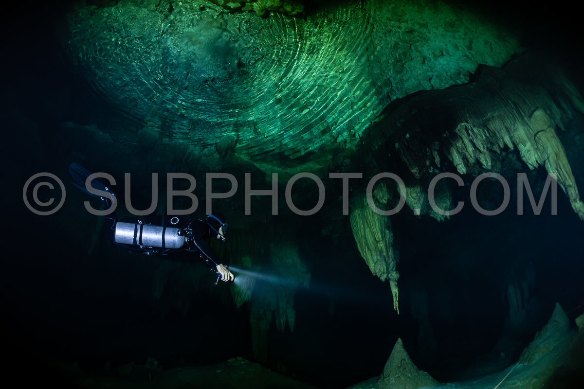 Photo de instructeur de plongée spéléo dirigeant un groupe de plongeurs dans un cenote mexicain sous l'eau