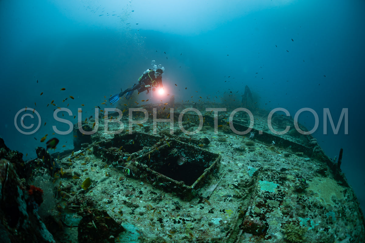 Photo de Plongeur visitant une épave aux Maldives