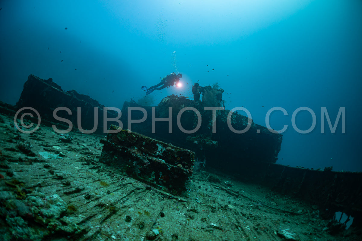 Photo de Plongeur visitant une épave aux Maldives